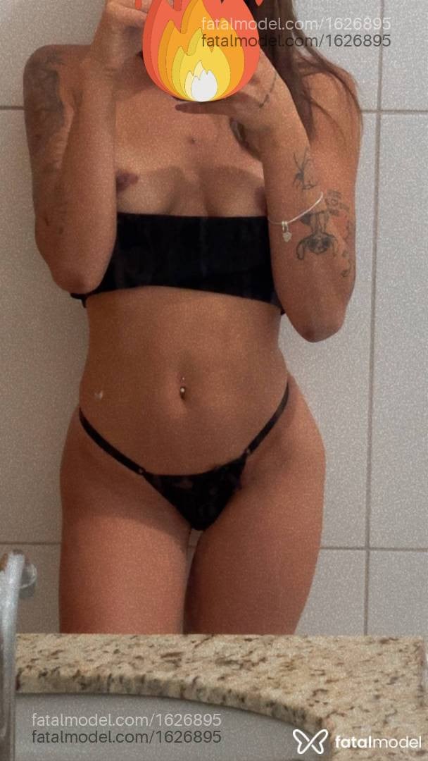 Acompanhante mulher loira (o) de olhos pretos - Júlia Nunes