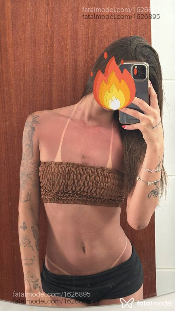 Acompanhante mulher loira (o) de olhos pretos - Júlia Nunes