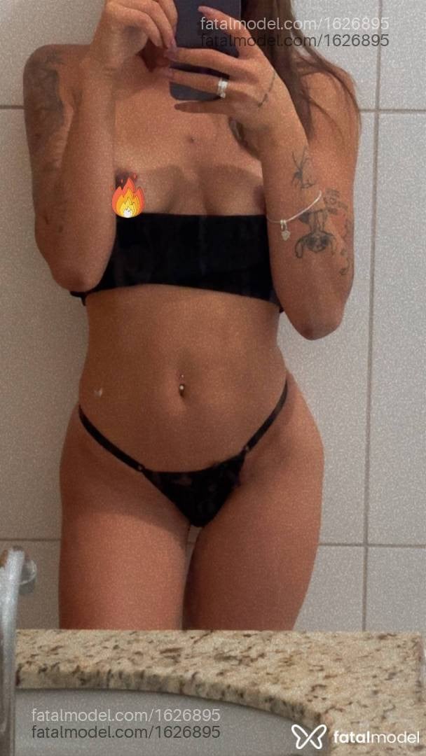 Acompanhante mulher loira (o) de olhos pretos - Júlia Nunes