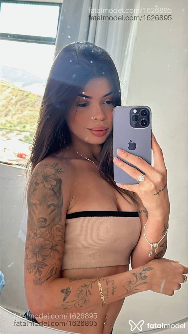 Acompanhante mulher loira (o) de olhos pretos - Júlia Nunes