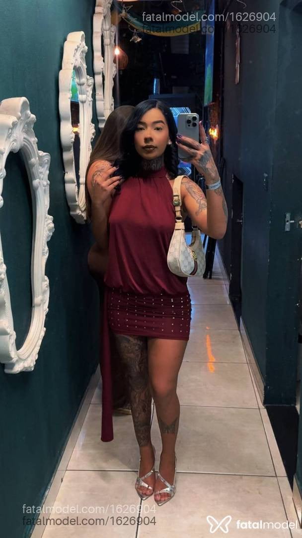 Acompanhante mulher com cabelo colorido de olhos mel - Larah