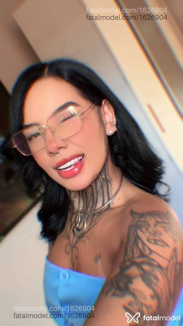 Acompanhante mulher com cabelo colorido de olhos mel - Larah