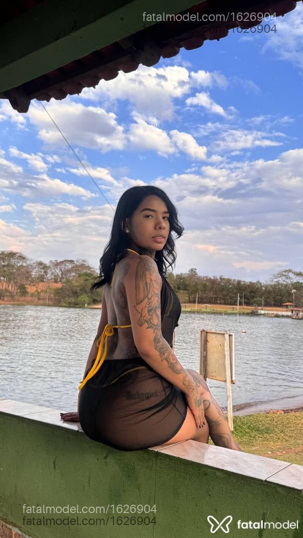 Acompanhante mulher com cabelo colorido de olhos mel - Larah