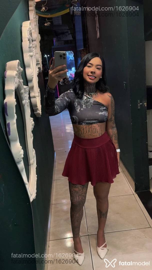 Acompanhante mulher com cabelo colorido de olhos mel - Larah