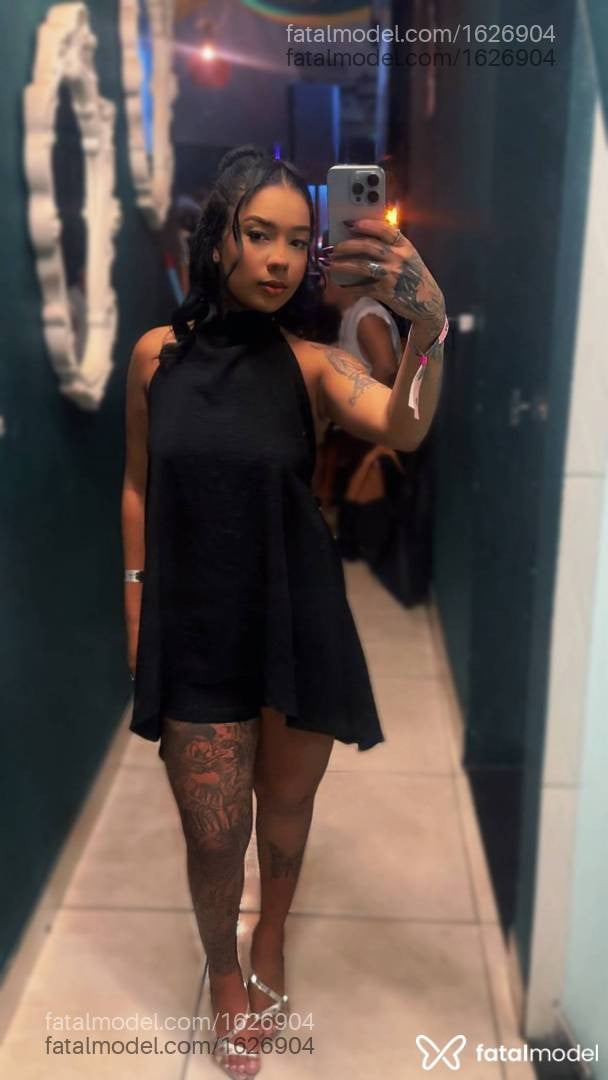 Acompanhante mulher com cabelo colorido de olhos mel - Larah