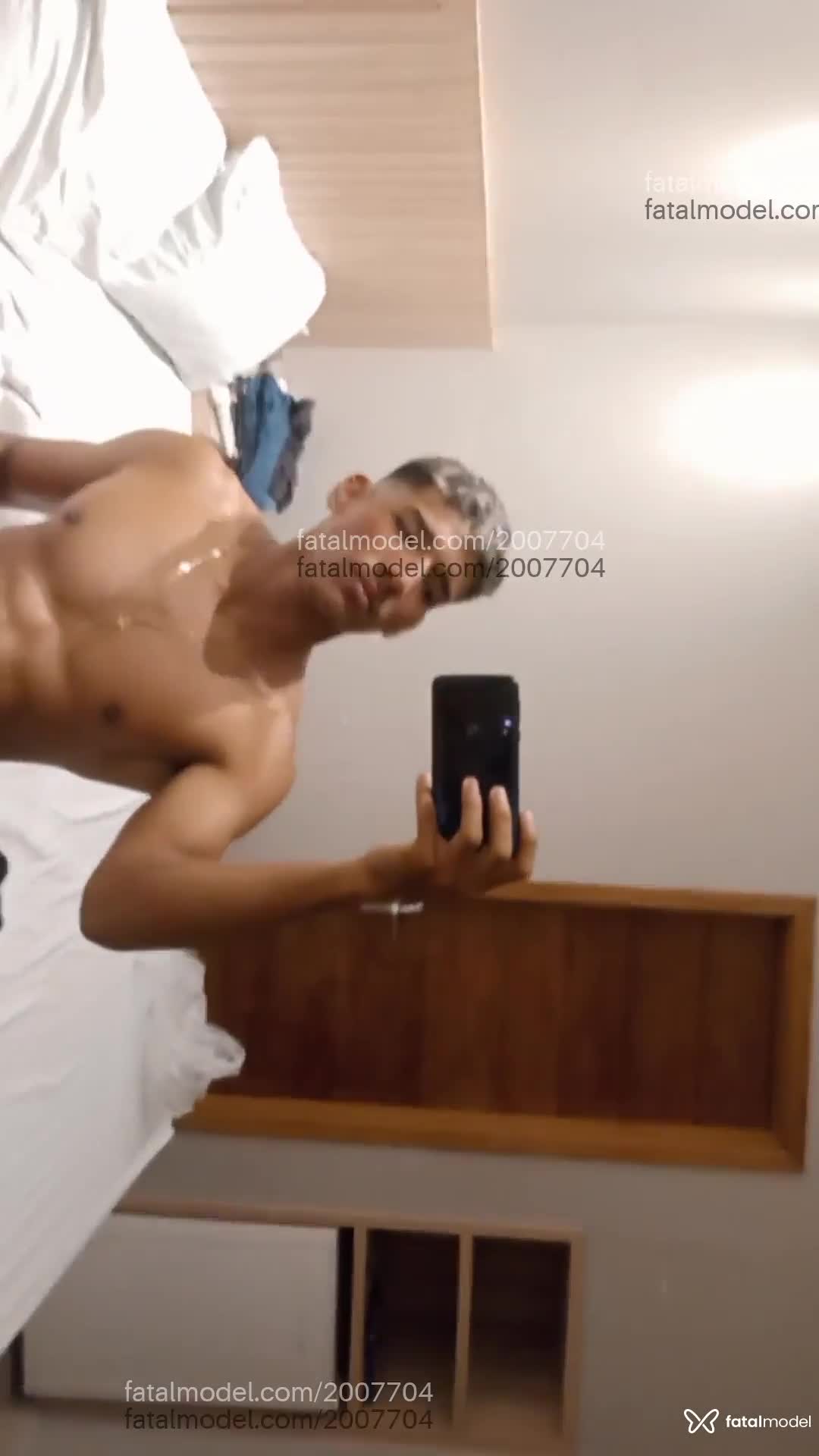 Acompanhante homem loira (o) de olhos pretos - Preto Amargo Acompanhante homem loira (o) de olhos pretos - Preto Amargo