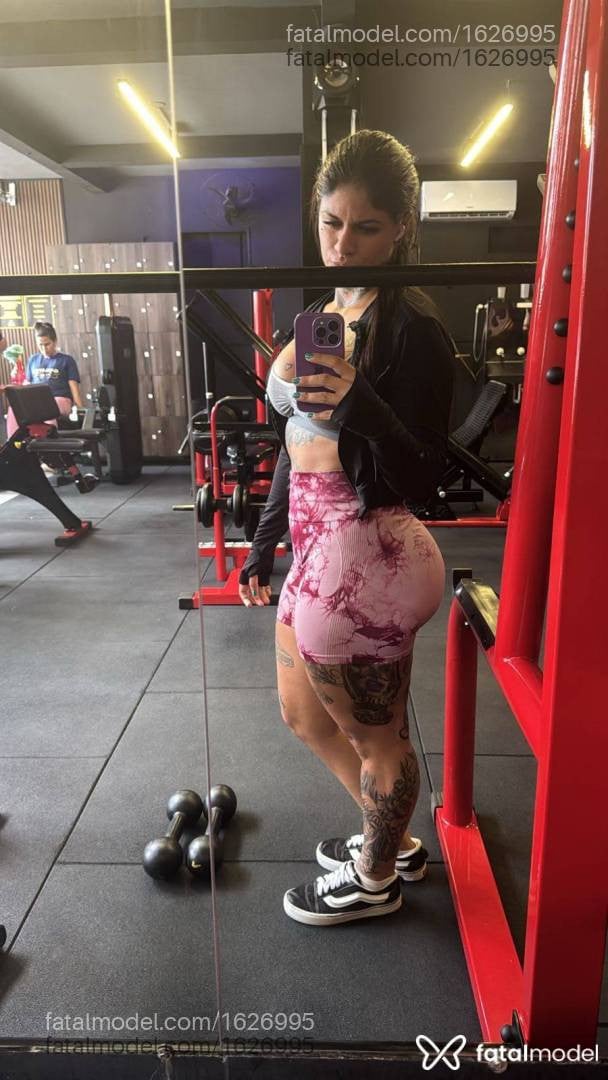 Acompanhante mulher com cabelo castanho de olhos castanhos - Maia Brito