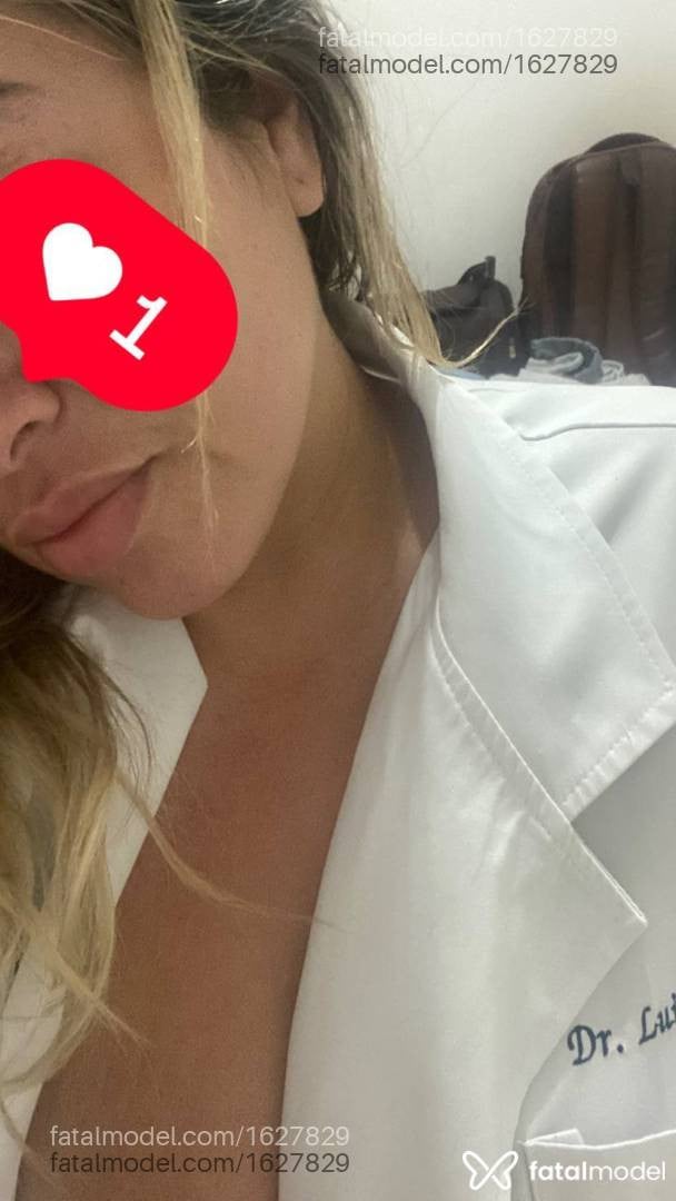 Acompanhante mulher loira (o) de olhos castanhos - Julia
