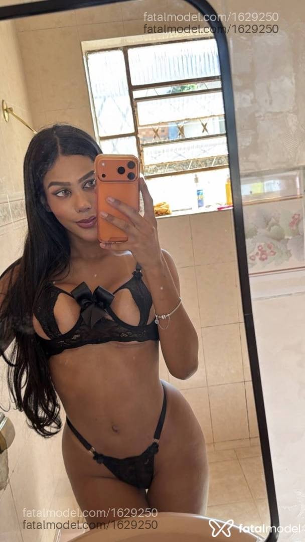Acompanhante mulher trans morena (o) de olhos pretos - Angel