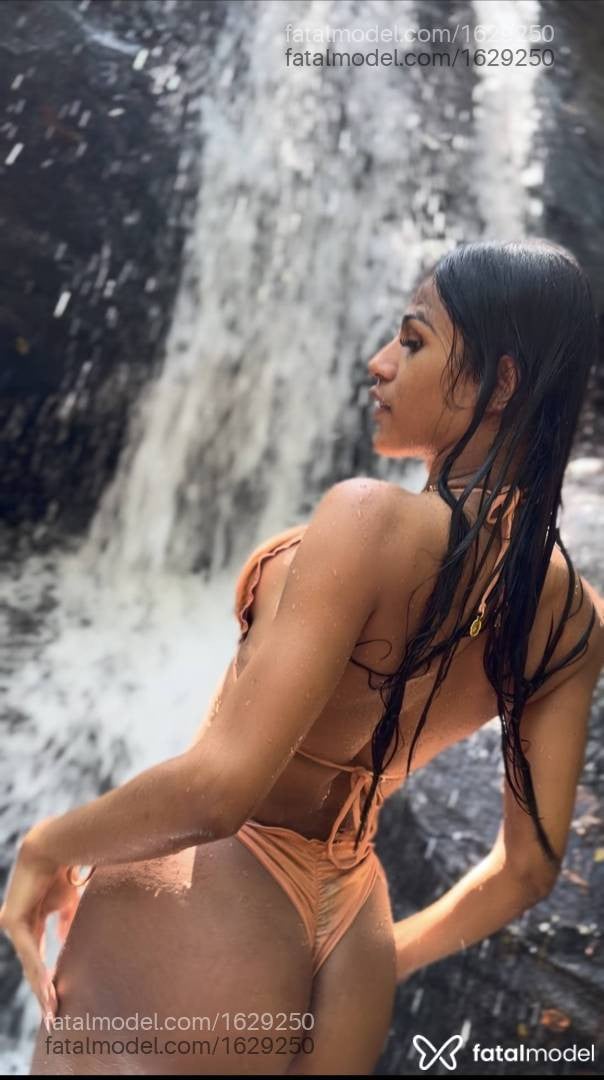 Acompanhante mulher trans morena (o) de olhos pretos - Angel