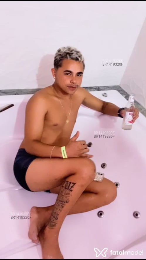 Acompanhante homem loira (o) de olhos pretos - Coutinhoo