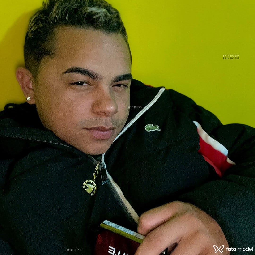 Acompanhante homem loira (o) de olhos pretos - Coutinhoo