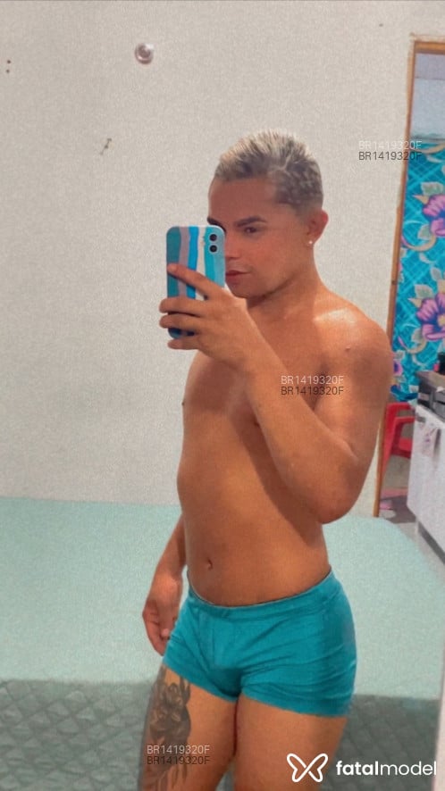 Acompanhante homem loira (o) de olhos pretos - Coutinhoo