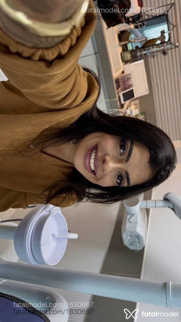 Acompanhante mulher com cabelo castanho de olhos castanhos - Bia