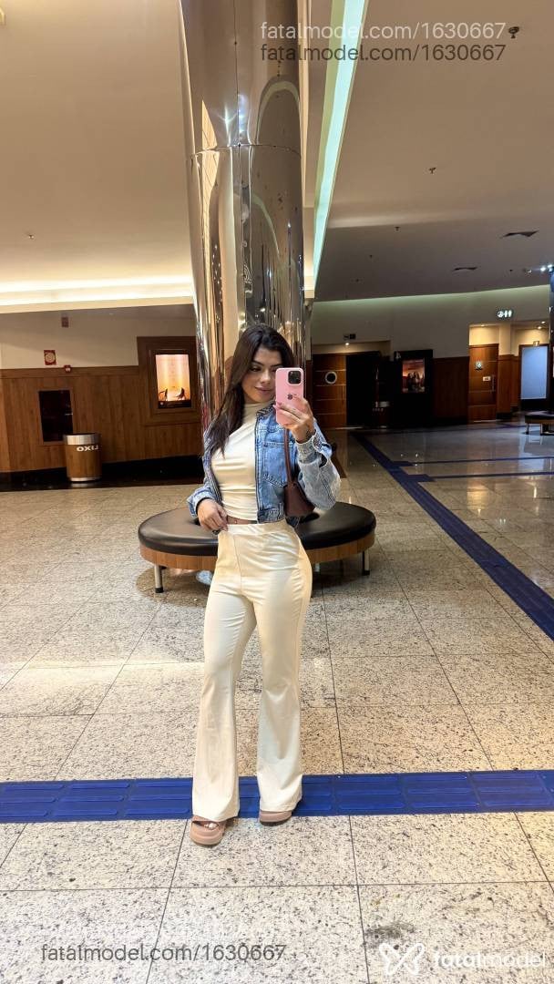 Acompanhante mulher com cabelo castanho de olhos castanhos - Bia