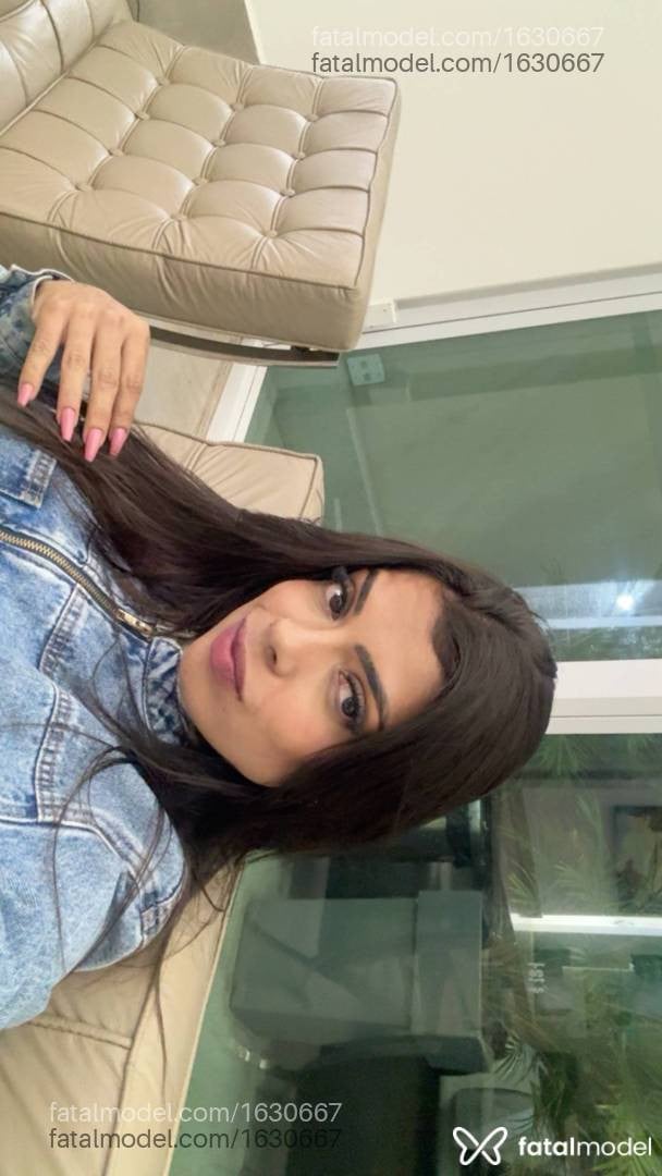 Acompanhante mulher com cabelo castanho de olhos castanhos - Bia