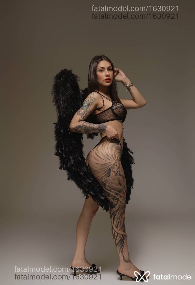 Acompanhante mulher com cabelo castanho de olhos verdes - Brunna Carolinne