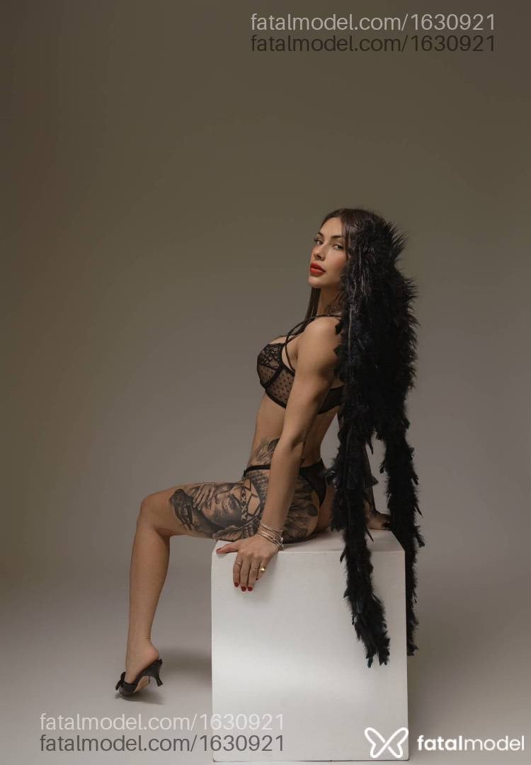 Acompanhante mulher com cabelo castanho de olhos verdes - Brunna Carolinne