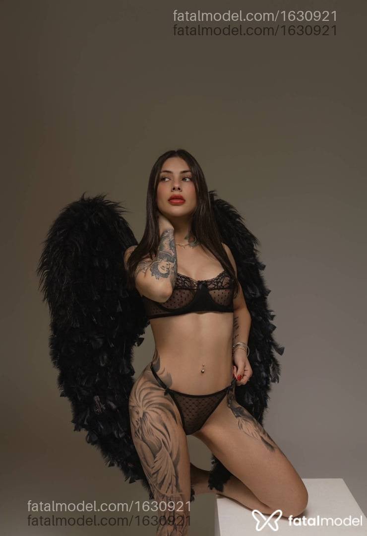 Acompanhante mulher com cabelo castanho de olhos verdes - Brunna Carolinne