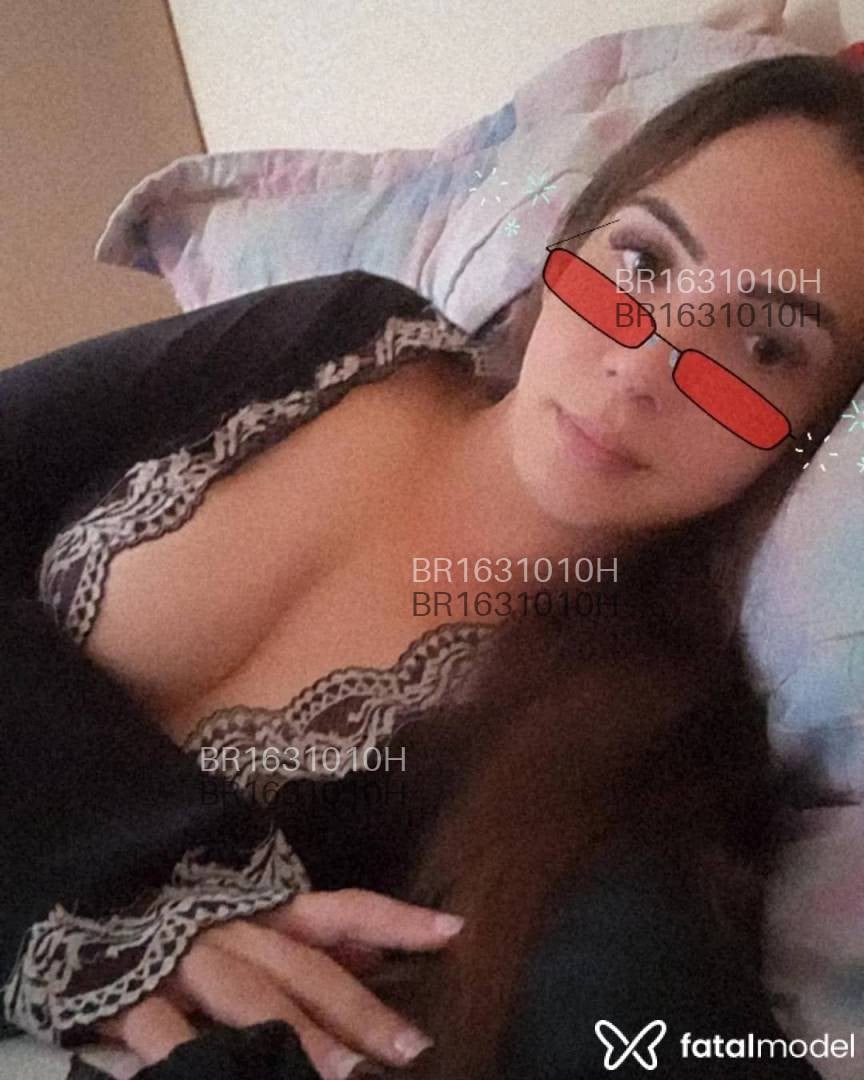 Acompanhante travesti com cabelo castanho de olhos verdes - Leona Marino