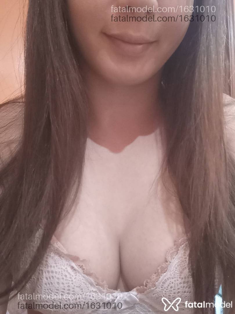 Acompanhante travesti com cabelo castanho de olhos verdes - Leona Marino