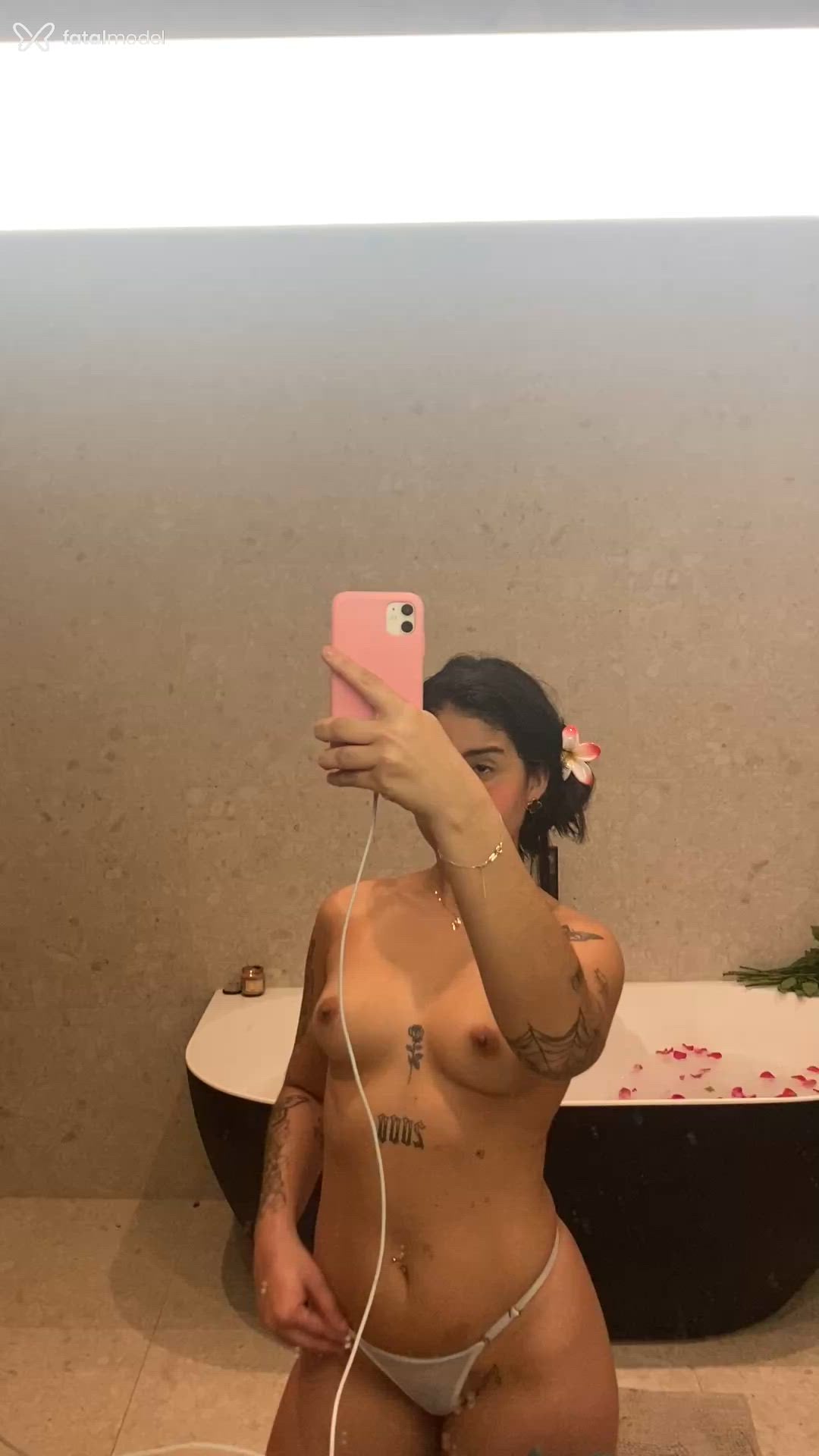 Acompanhante mulher com cabelo castanho de olhos castanhos - Larissa Miranda