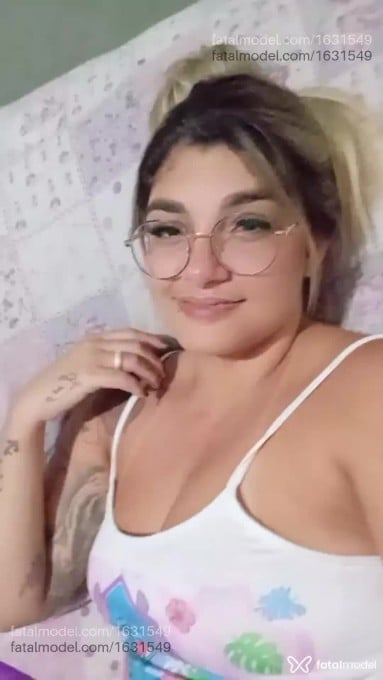 Acompanhante mulher com cabelo colorido de olhos verdes em Sacramento - Bella