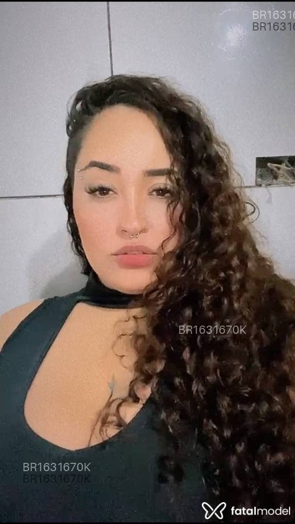 Acompanhante mulher com cabelo castanho de olhos castanhos - Larih Santos Acompanhante mulher com cabelo castanho de olhos castanhos - Larih Santos