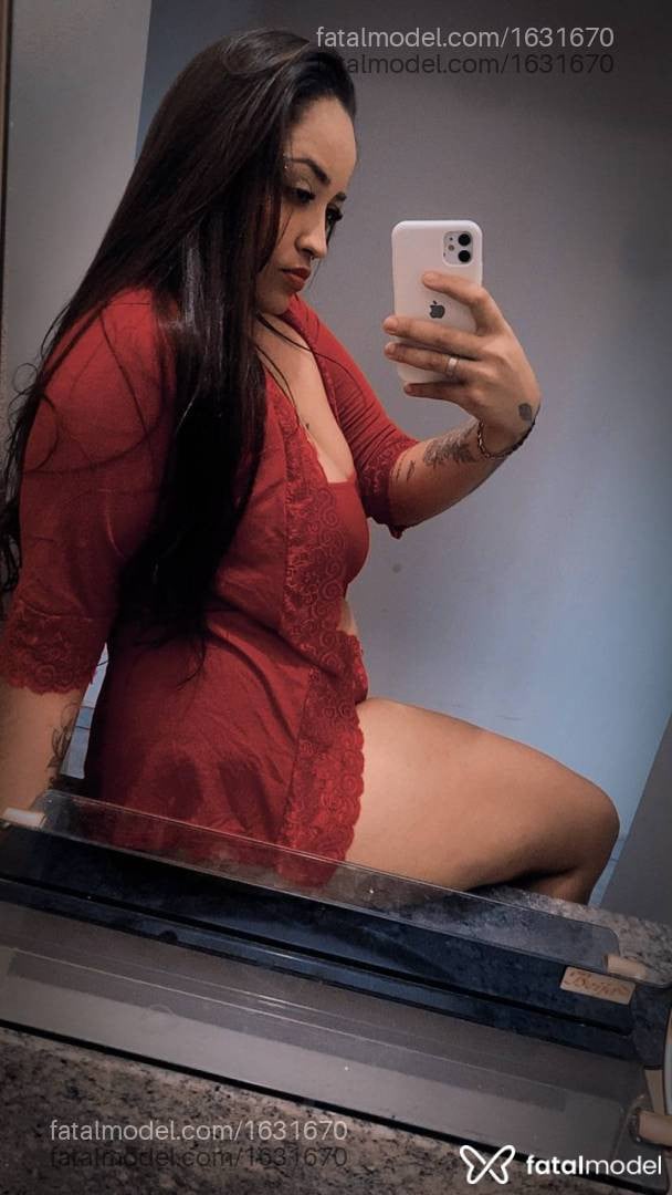 Acompanhante mulher com cabelo castanho de olhos castanhos - Larih Santos