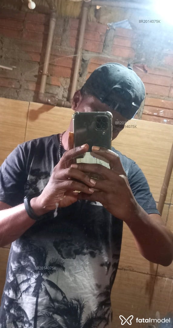 Acompanhante homem com cabelo grisalho de olhos pretos em Pato Branco - Gringo