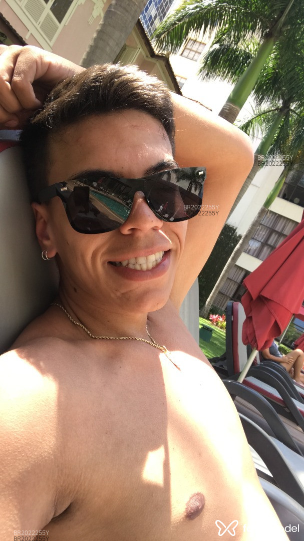 Acompanhante homem morena (o) de olhos castanhos em Virtual - Charles