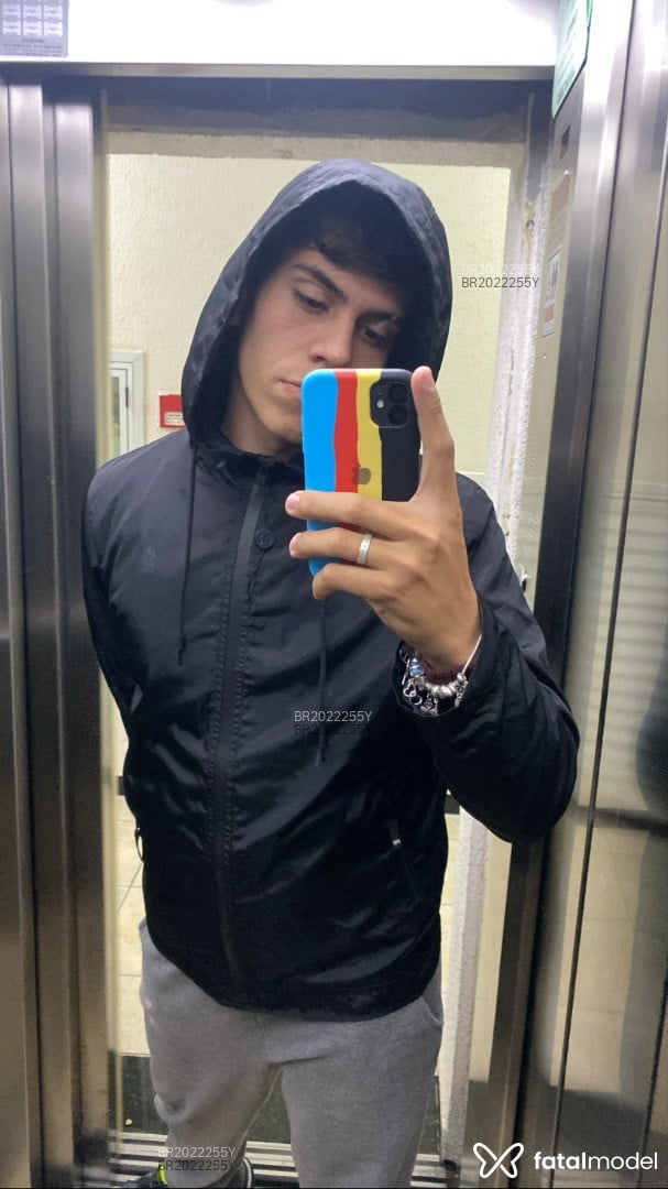 Acompanhante homem morena (o) de olhos castanhos em Virtual - Charles