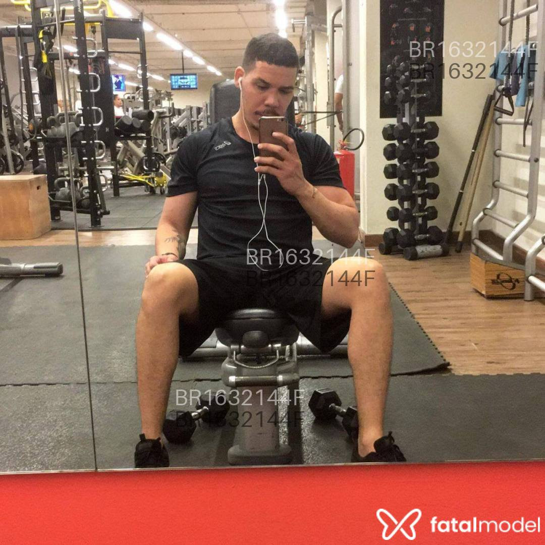 Acompanhante homem com cabelo castanho de olhos castanhos em Virtual Acompanhante homem com cabelo castanho de olhos castanhos em Virtual - Erike