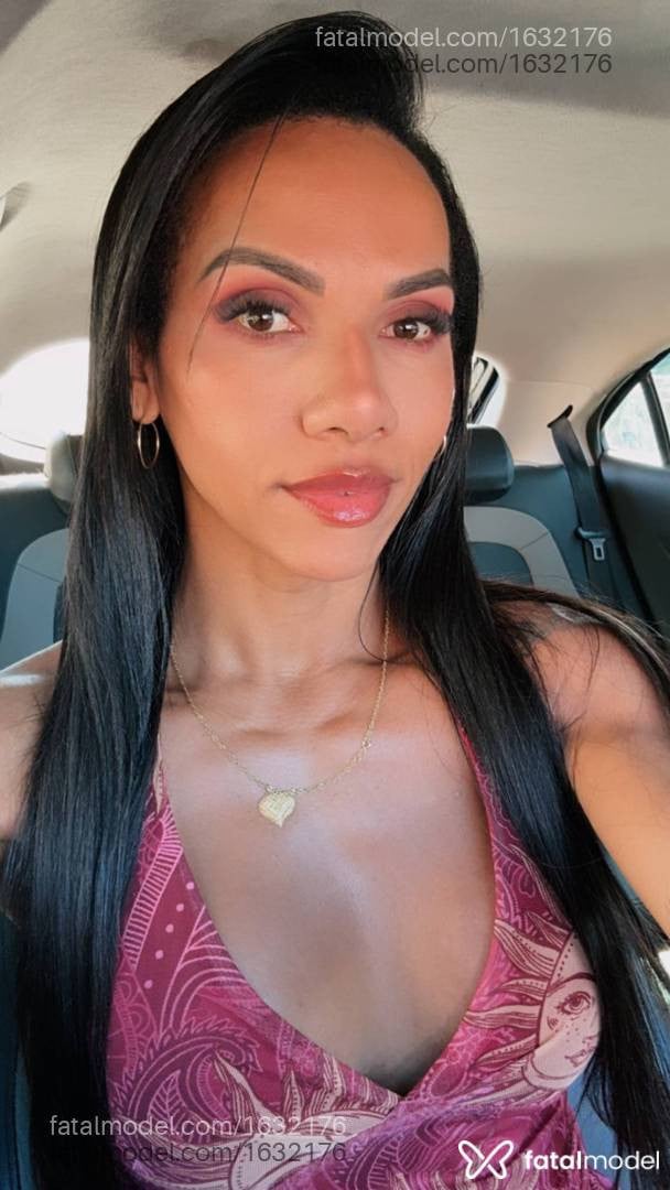 Acompanhante mulher trans com cabelo castanho de olhos castanhos - Allexia