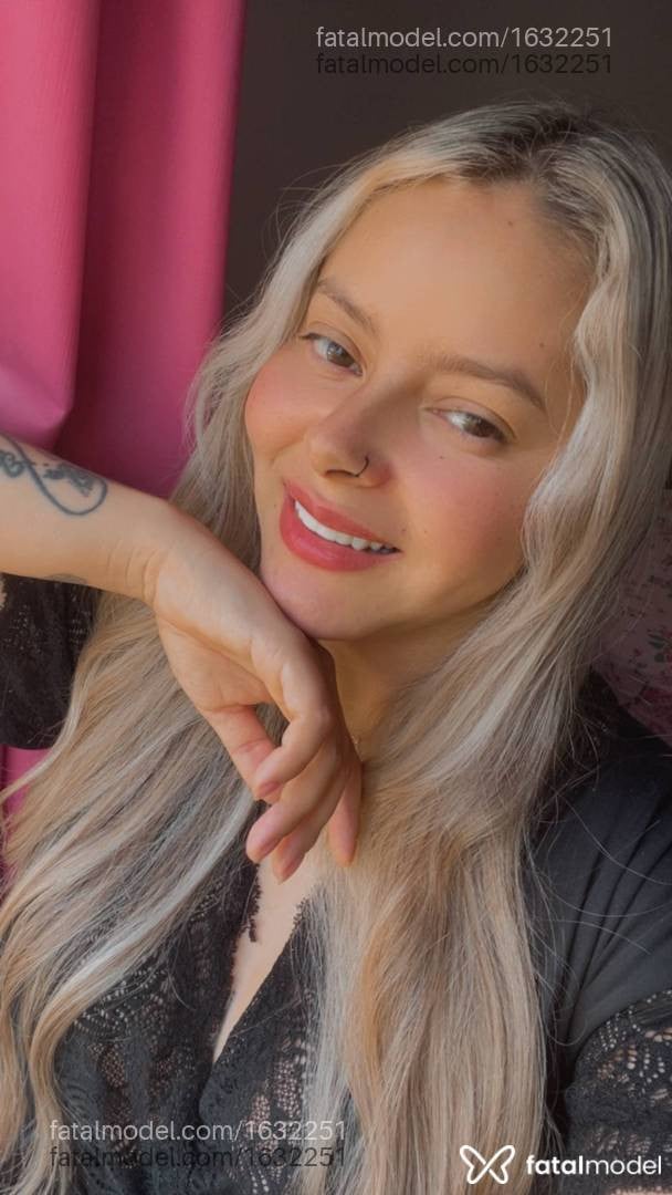 Acompanhante mulher loira (o) de olhos castanhos - Mirella Martins