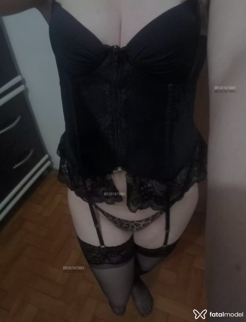 Acompanhante mulher trans com cabelo castanho de olhos verdes em Porto Alegre - Nerdinha