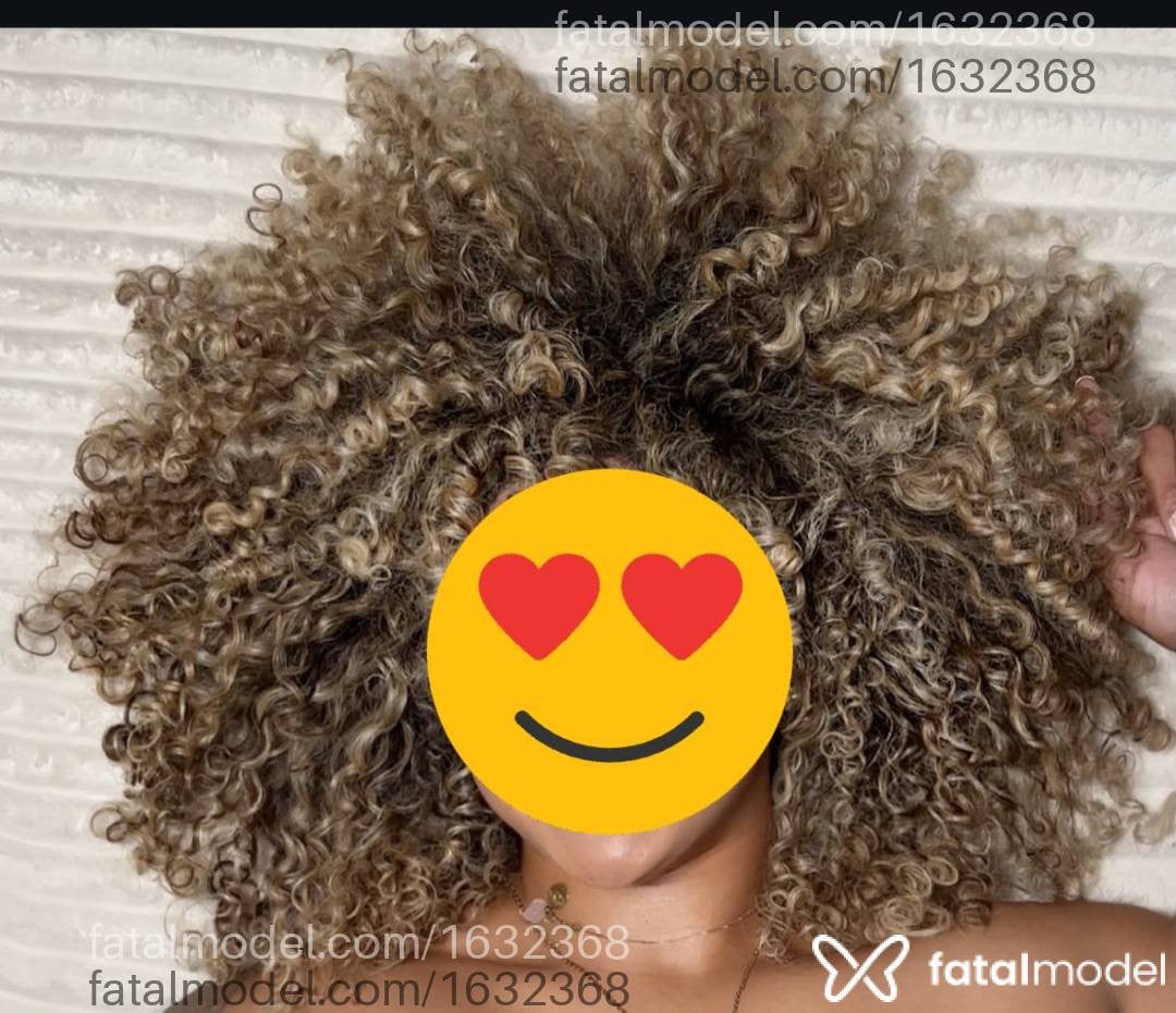 Acompanhante mulher com cabelo colorido de olhos pretos - Kiara