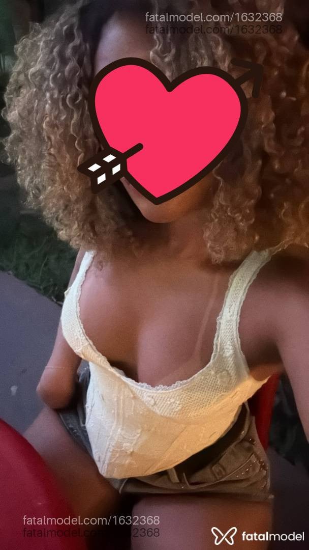Acompanhante mulher com cabelo colorido de olhos pretos - Kiara