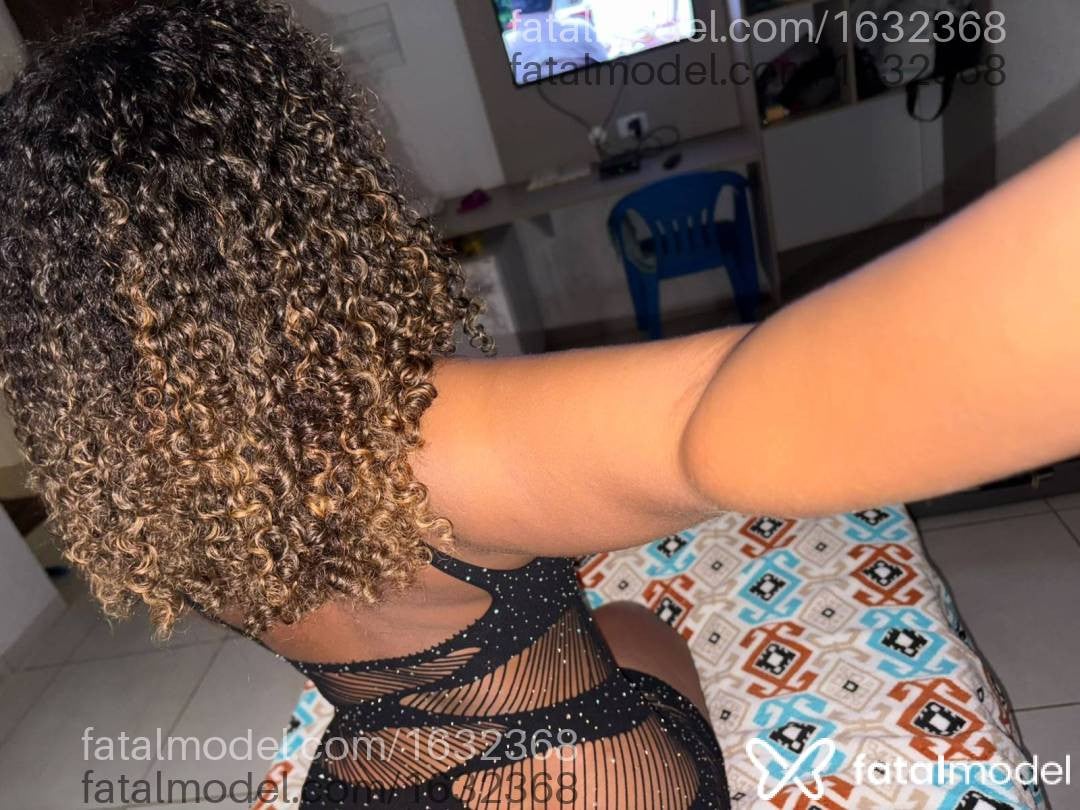 Acompanhante mulher com cabelo colorido de olhos pretos - Kiara