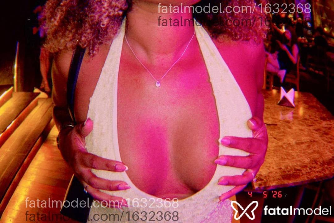 Acompanhante mulher com cabelo colorido de olhos pretos - Kiara