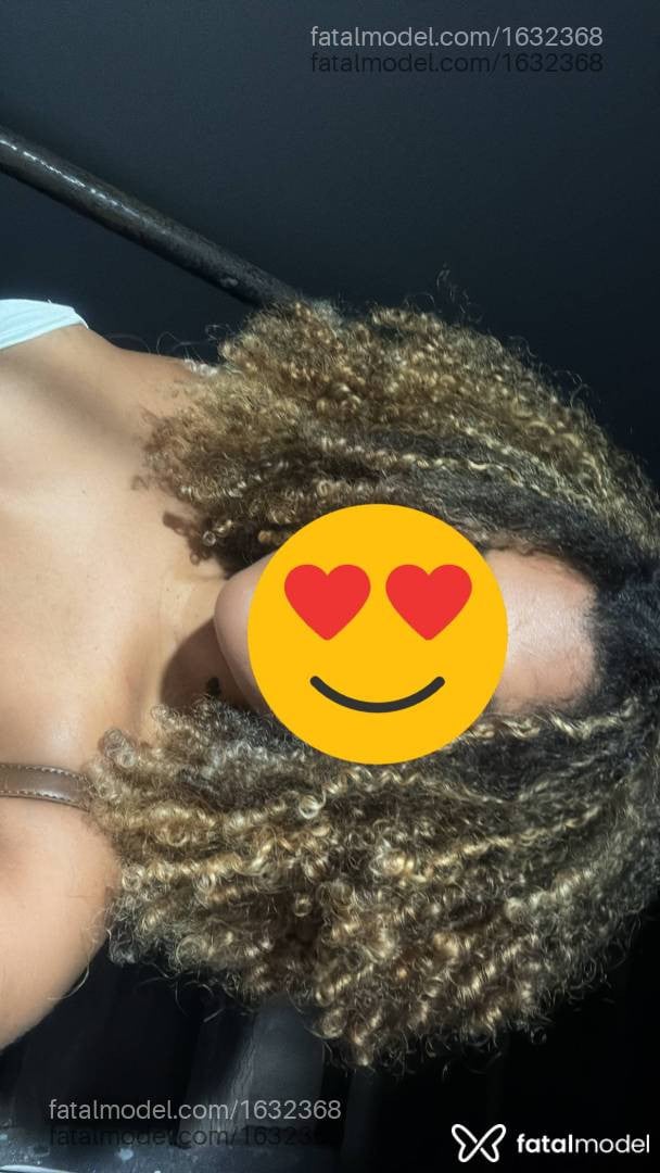 Acompanhante mulher com cabelo colorido de olhos pretos - Kiara