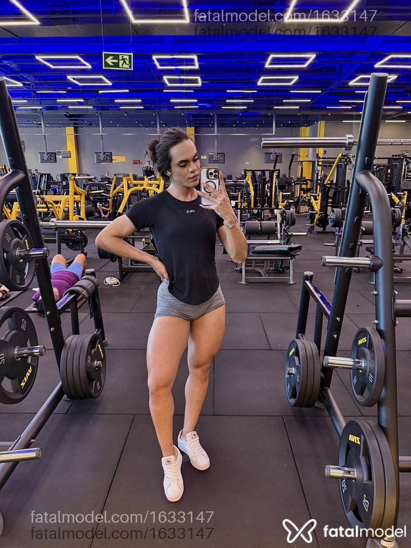 Acompanhante mulher trans com cabelo castanho de olhos castanhos em Goiânia - Isadora Duarte