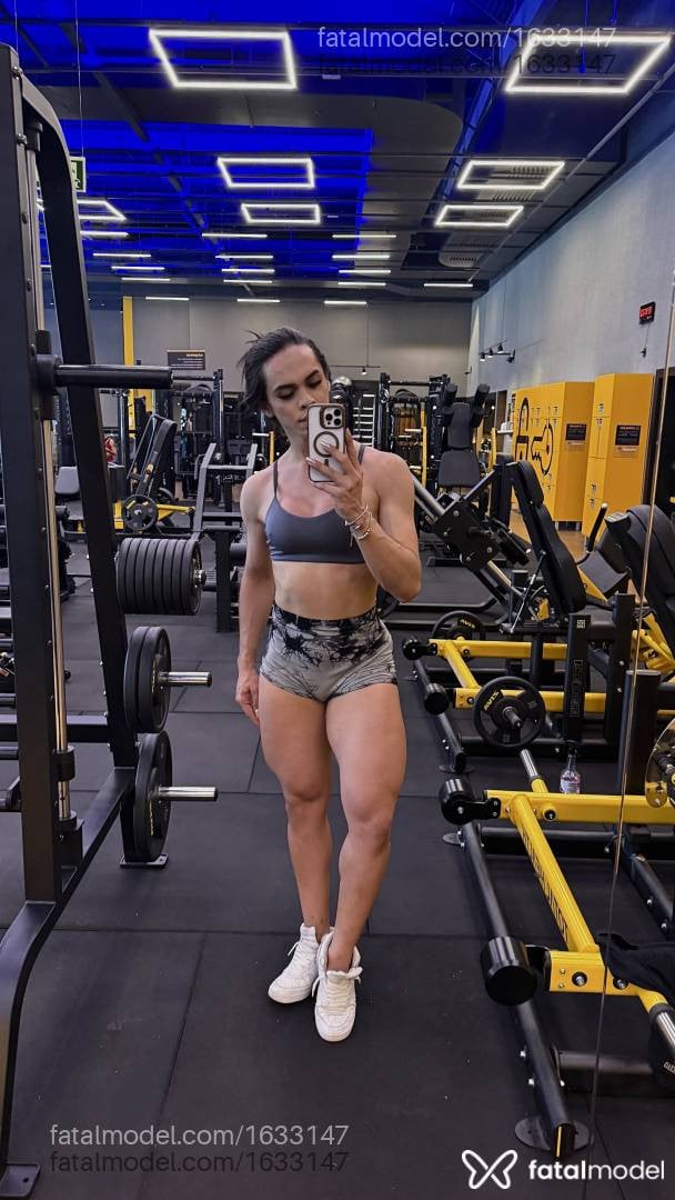 Acompanhante mulher trans com cabelo castanho de olhos castanhos - Isadora Duarte
