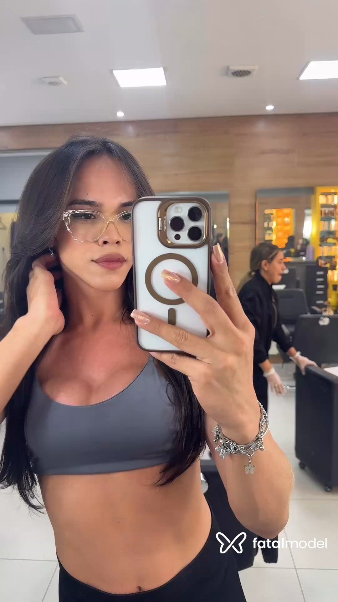 Acompanhante mulher trans com cabelo castanho de olhos castanhos - Isadora Duarte Acompanhante mulher trans com cabelo castanho de olhos castanhos - Isadora Duarte