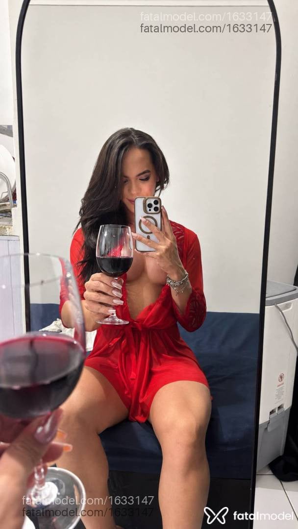 Acompanhante mulher trans com cabelo castanho de olhos castanhos - Isadora Duarte
