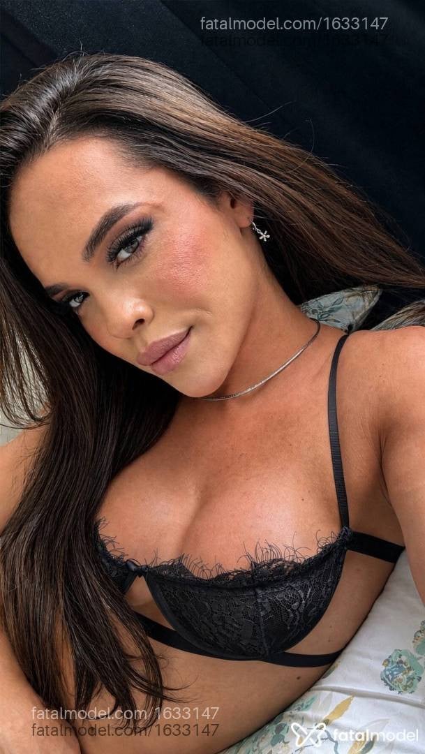 Acompanhante mulher trans com cabelo castanho de olhos castanhos - Isadora Duarte