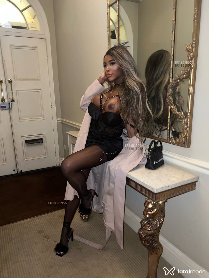 Acompanhante mulher trans com cabelo castanho de olhos castanhos - Mikaella Moura