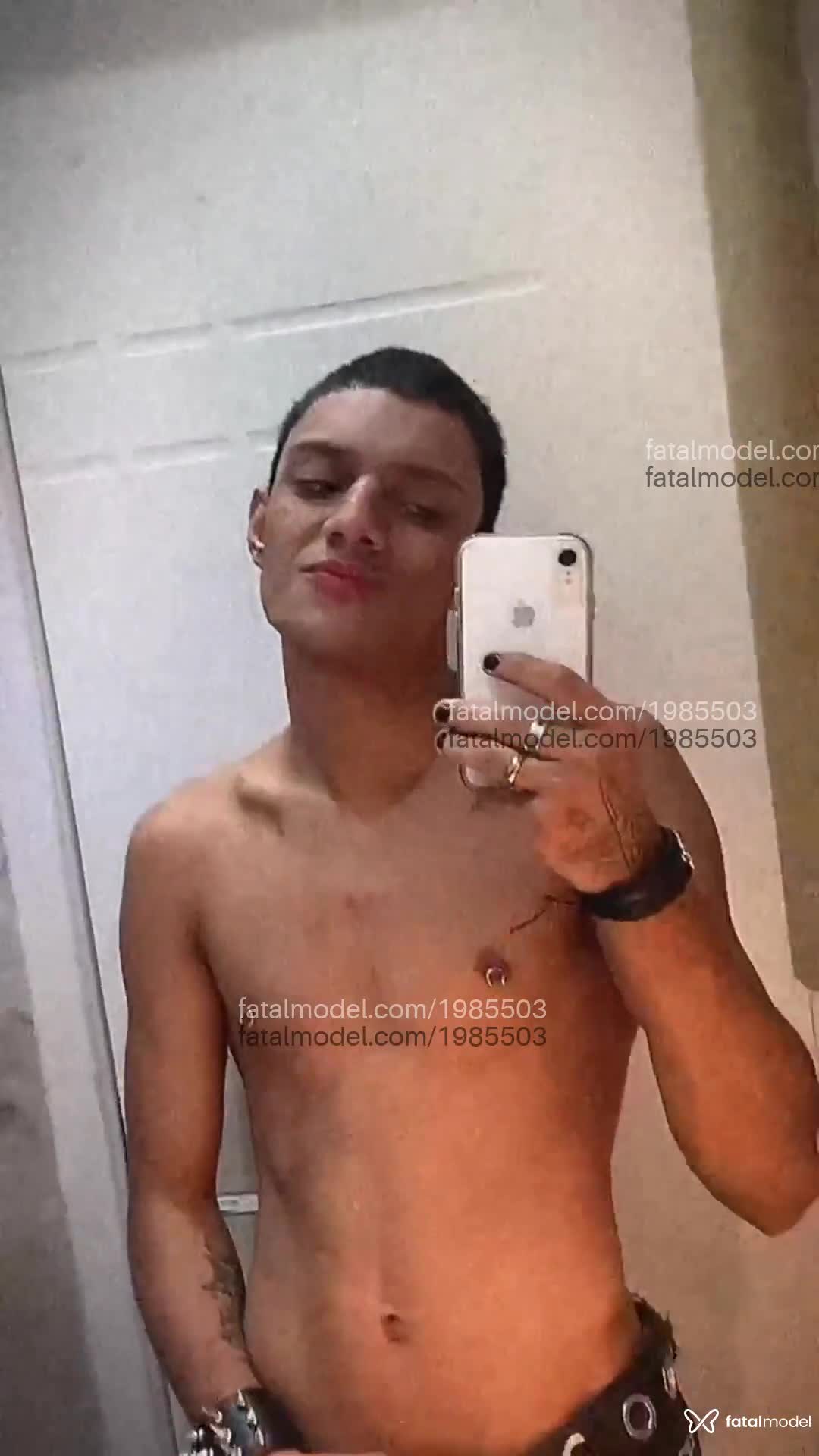 Acompanhante homem morena (o) de olhos pretos - Oliver Acompanhante homem morena (o) de olhos pretos - Oliver