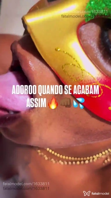Acompanhante mulher com cabelo colorido de olhos mel em São José Acompanhante mulher com cabelo colorido de olhos mel em São José - Sarah
