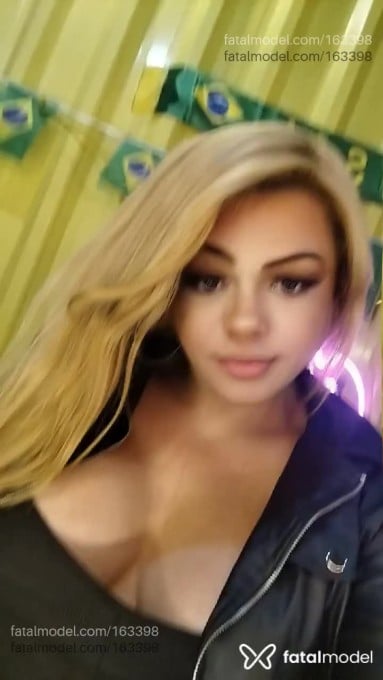 Acompanhante travesti loira (o) de olhos mel em São José Acompanhante travesti loira (o) de olhos mel em São José - Mellody